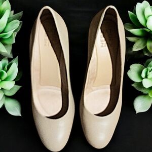 NWOT Naturalizer Beige Women's Leather Pumps Size 9M
